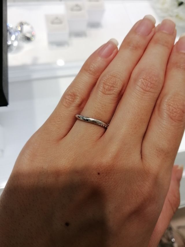 リングの上側と下側にメレダイヤが埋め込まれています