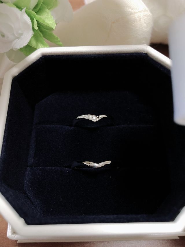 緩やかなV字型で、ダイヤの入り方も派手すぎないリングです。