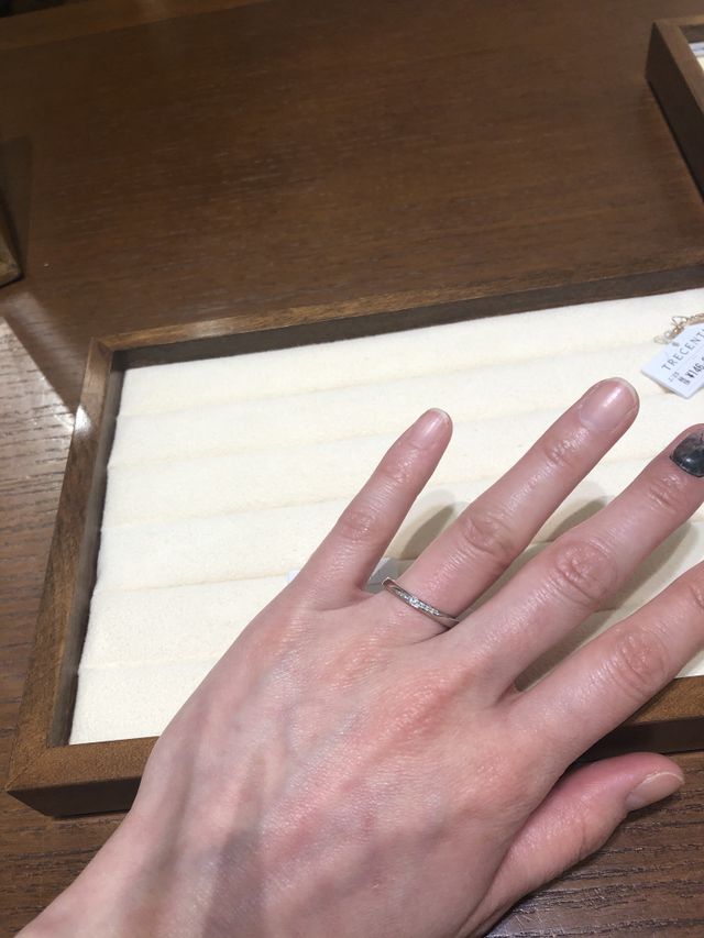 メレダイヤが存在感があり、綺麗な指輪です。