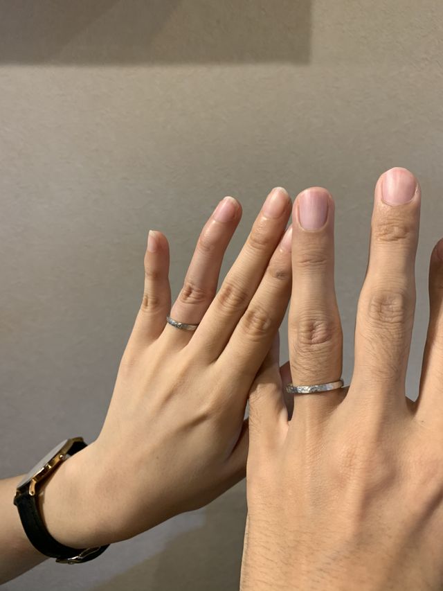 デザインは異なりますが同じプラチナ素材