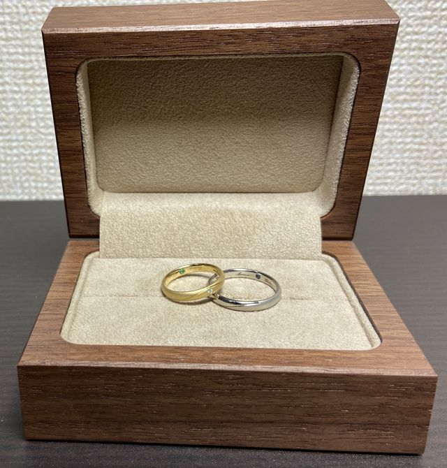 お互いの誕生石を内側にセットした結婚指輪です