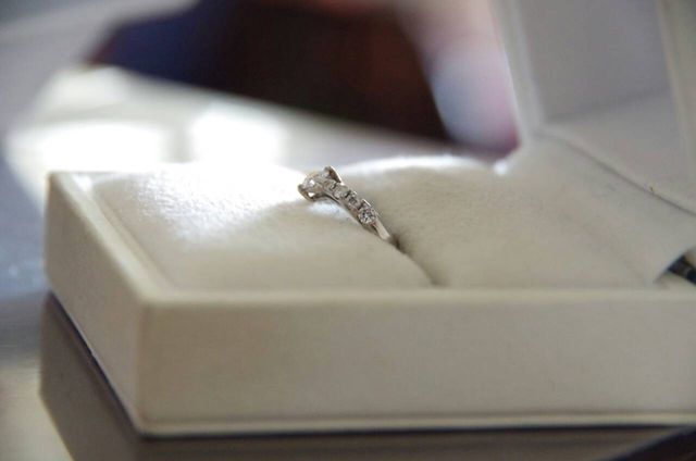 婚約指輪を横から見た時