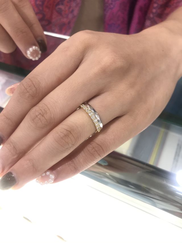 シンプルな結婚指輪とダイヤ付きの物、2本つけています。
