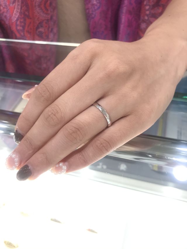 シンプルながら表面がカットされているので、存在感があります。