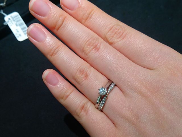 他ブランドのソリテールの婚約指輪と重ねて。