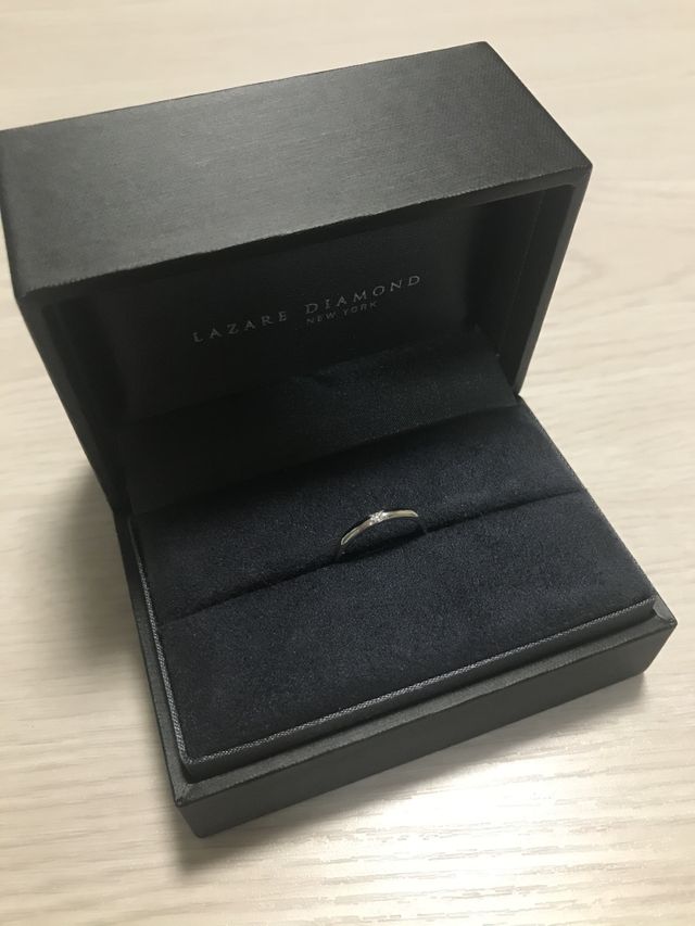 一石のダイヤの入ったシンプルなリングです。