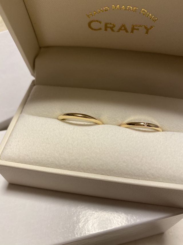 互いに少しデザインを変え、結婚指輪らしくシンプルにしました。
