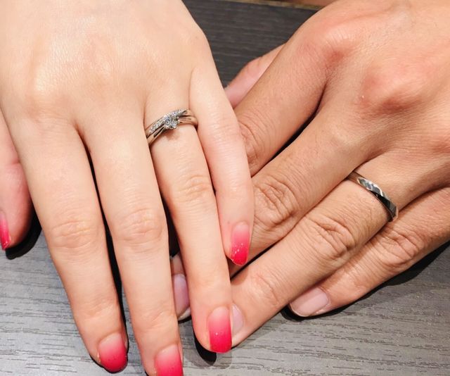 結婚指輪と重ね付けしています
