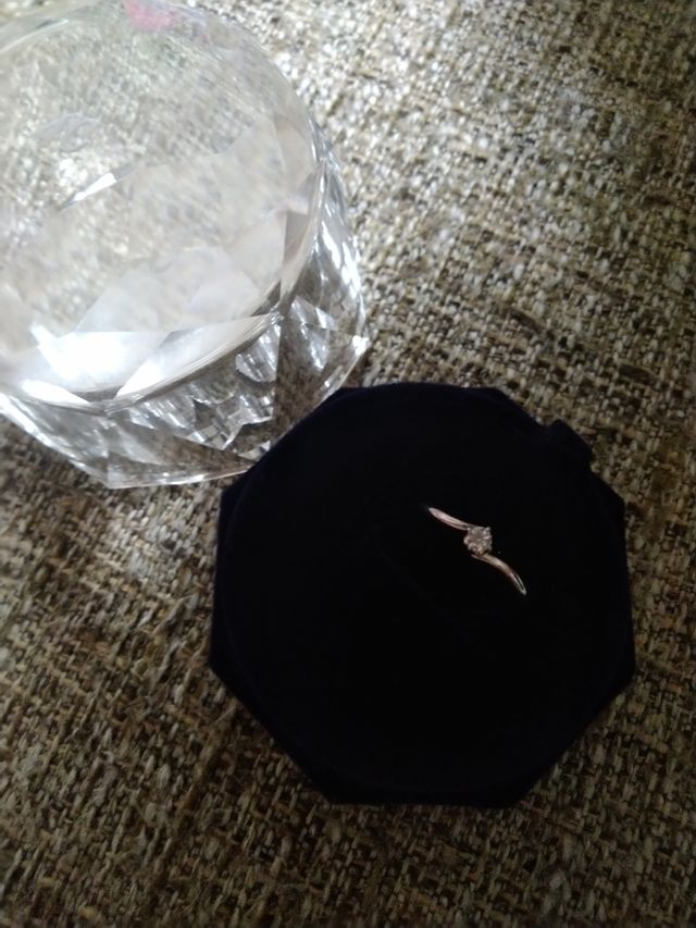 パカッとタイプのboxではありませんがクリスタルが可愛いです