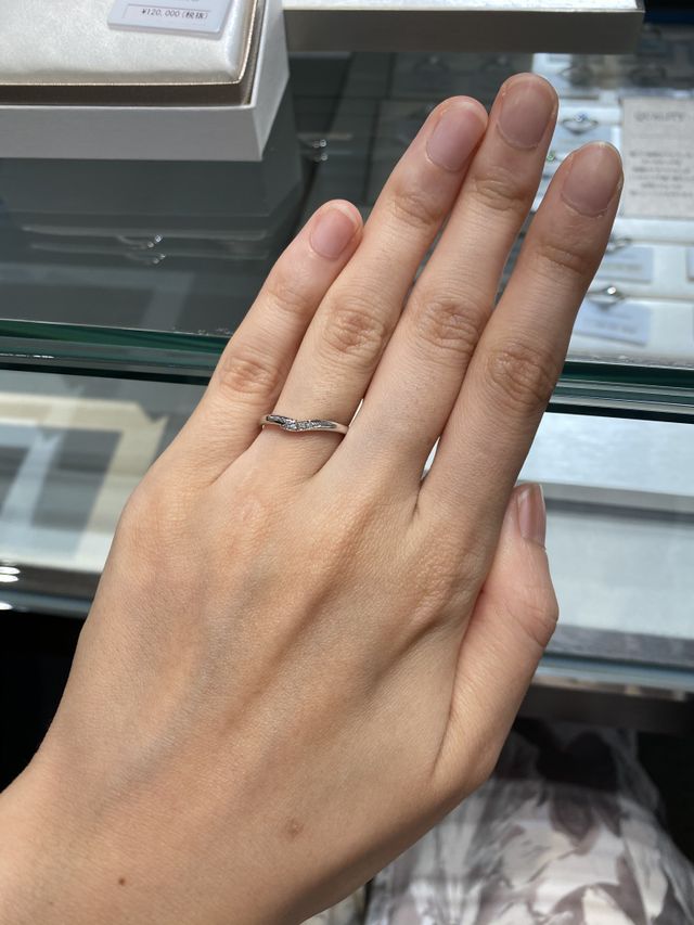 華奢な指輪ですが、ダイヤの存在感もしっかり感じられます。