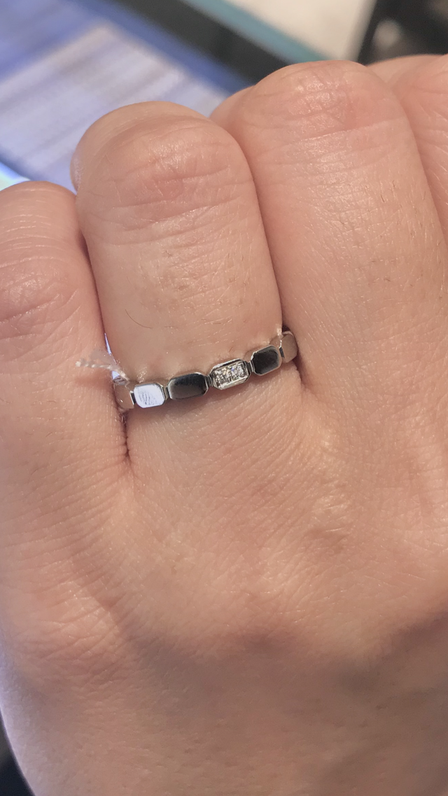 プラチナの部分が光に反射して美しいです。