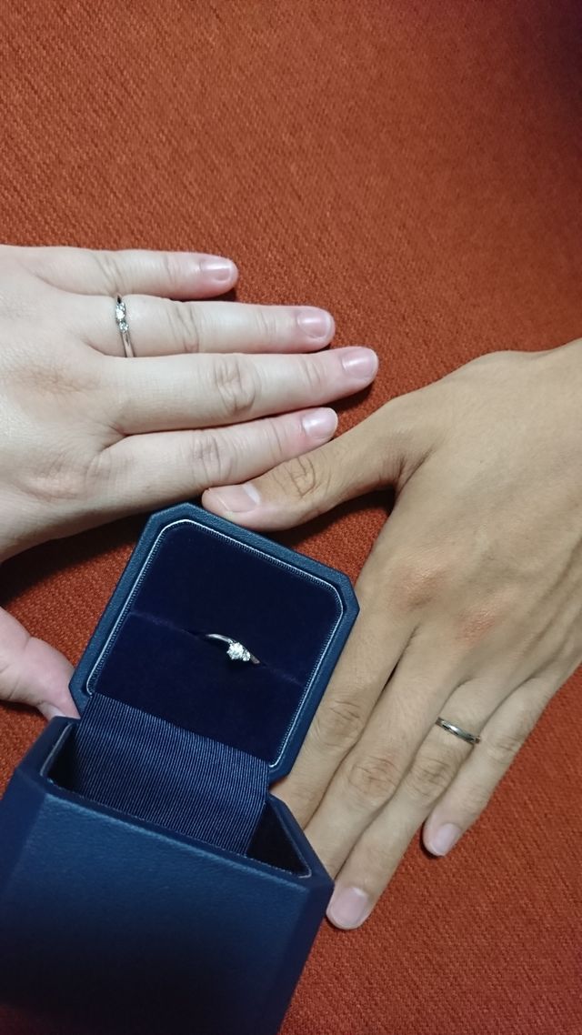 ボックスの婚約指輪と、
着用した結婚指輪。