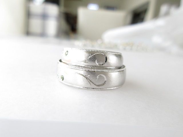 ツタのハートの先に2人の同じ誕生石とデスティニーダイヤモンド