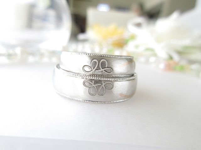 一筆描きの四つ葉のクローバーから繋がる赤い糸のピンクライン。