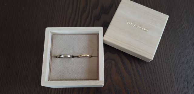 結婚指輪と木箱