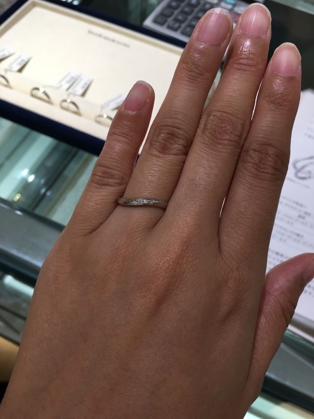 プラチナ950
ダイヤが3粒付いており、ウェーブタイプ。