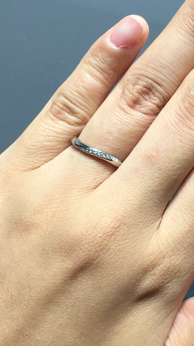 プラチナ950
ウェーブタイプでダイヤが埋め込まれています