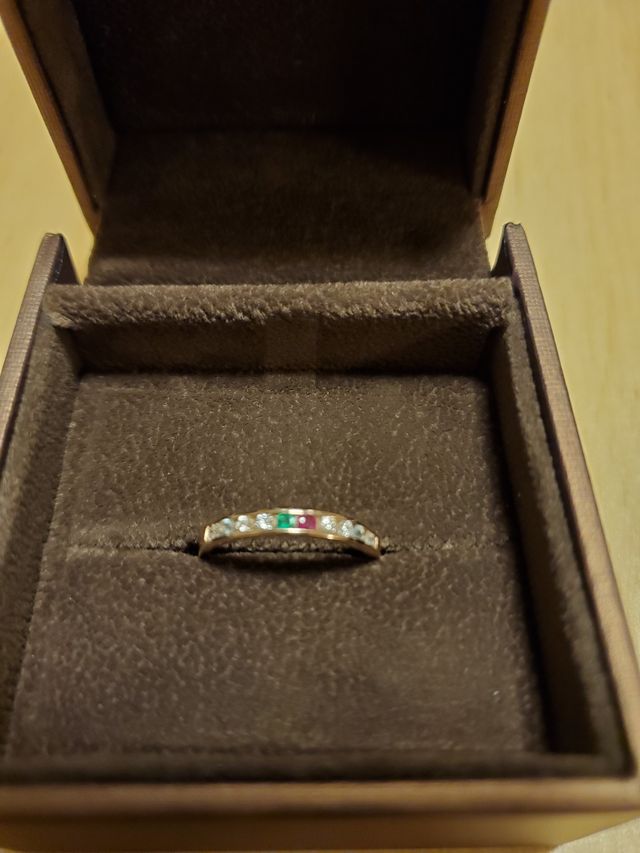 スイート10仕様で、家族の誕生石を入れました。