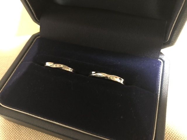 女性用はダイヤモンドが3つ入っています。