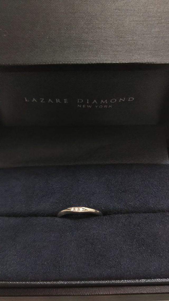  中央の埋め込みダイヤがアクセントになっています。
