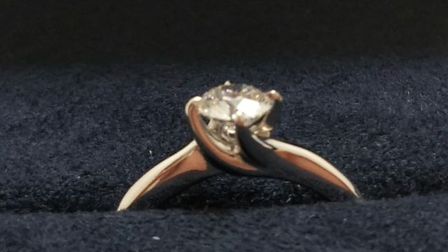 ダイヤの底の削られている部分が浮いているように見えます。