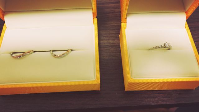 セットリングになっていて、婚約指輪は半オーダーメイドです。