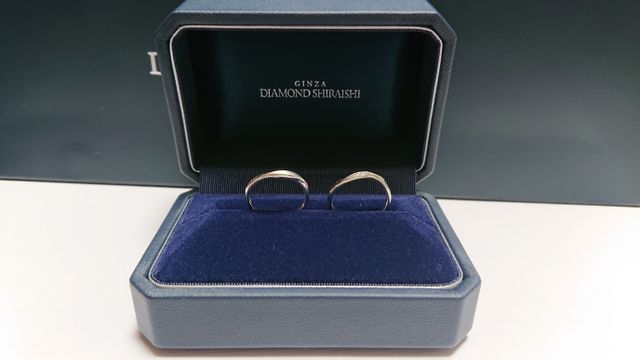 ウェーブのかかった指輪です。