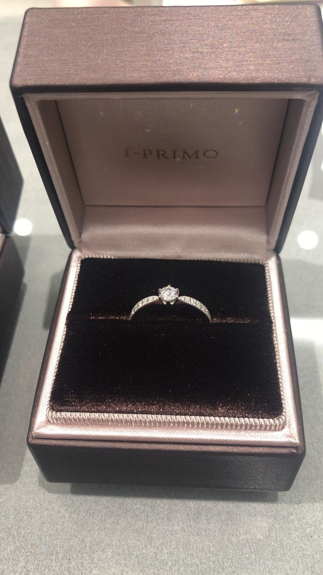 婚約指輪になります。旦那さんからメッセージの刻印があります。