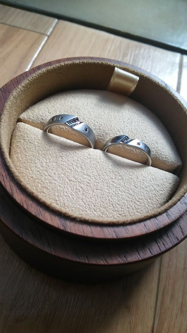 左が彼、右が私のです。箱は購入時についてきました。