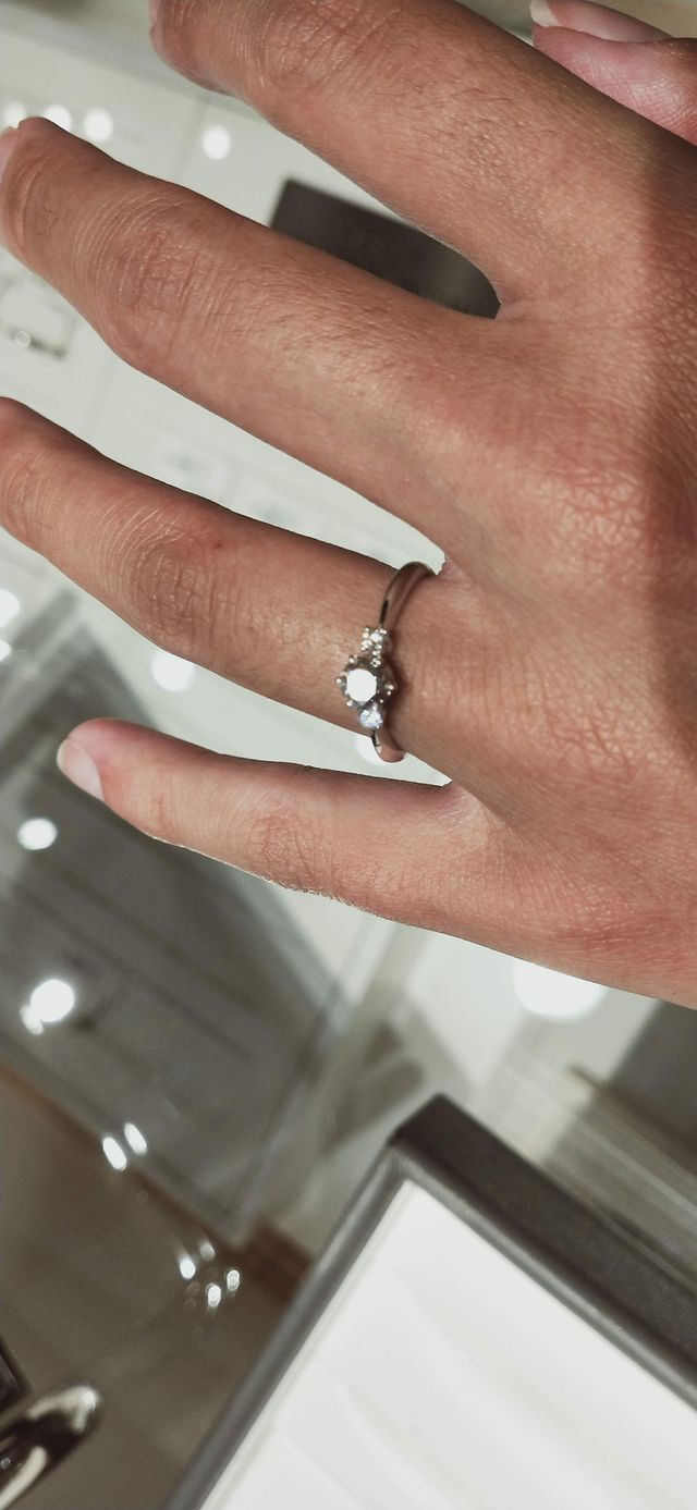 ソリティアタイプ。台座低めと高めのタイプ二つありました。