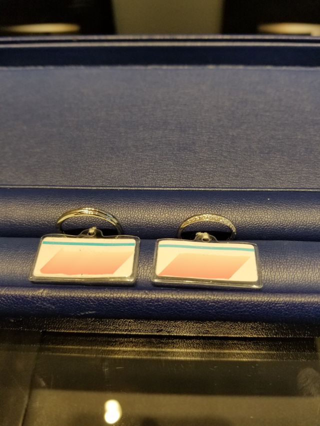 つける向きによってシンプルにも華やかにもなります。