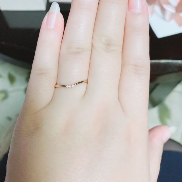 19号の太い指でも綺麗に見せてくれるデザインです。