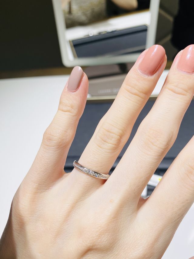 真ん中に一つ大きめのダイヤが入っているのがポイントです。