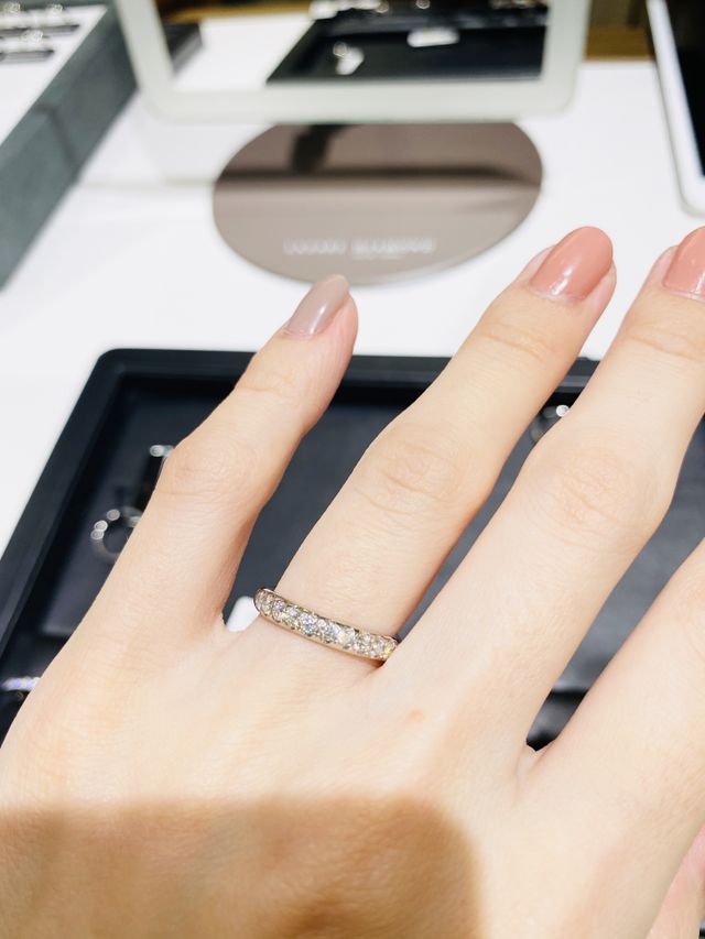 ダイヤが大きめで、リングも太めなので存在感があります。