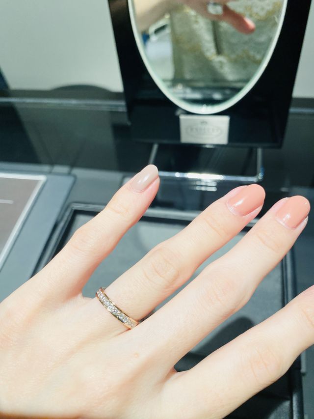 ピンクゴールドの縁が斬新でおしゃれです。