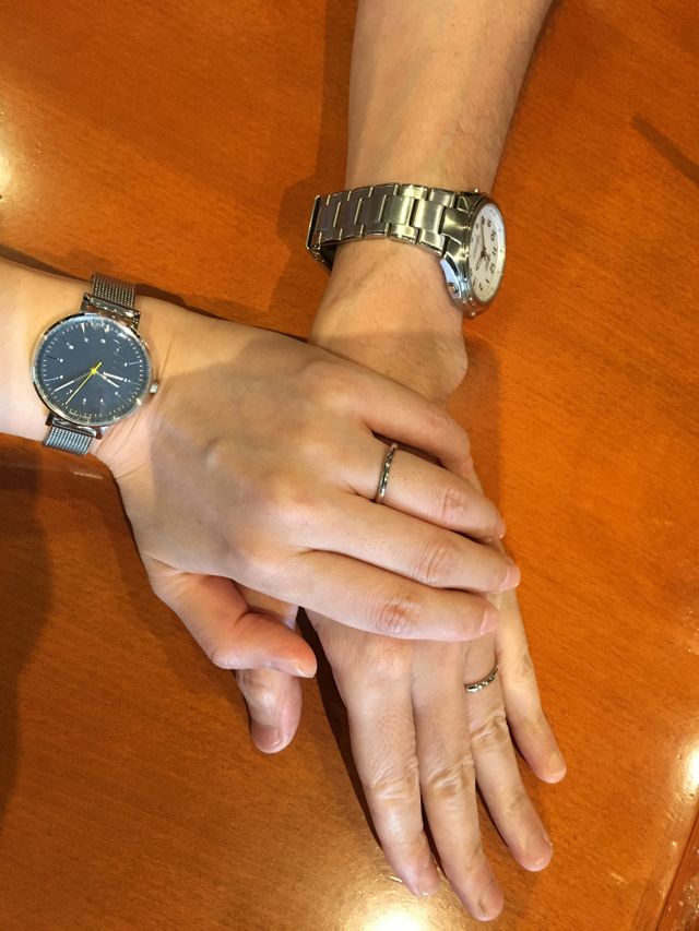 ペアの結婚指輪と婚約の時計を一緒に撮りました。
