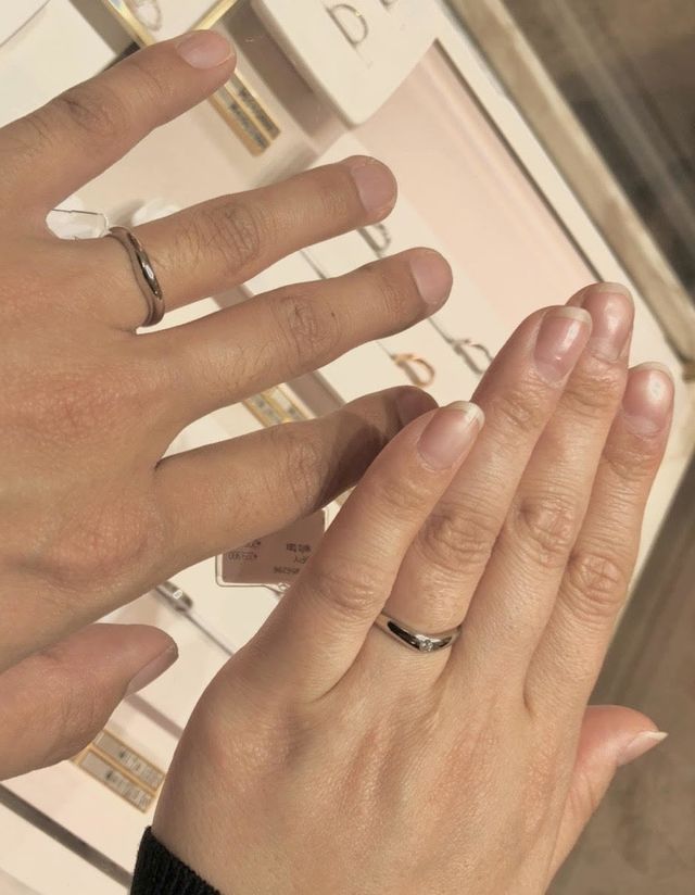 男女ペアのデザインをつけています。