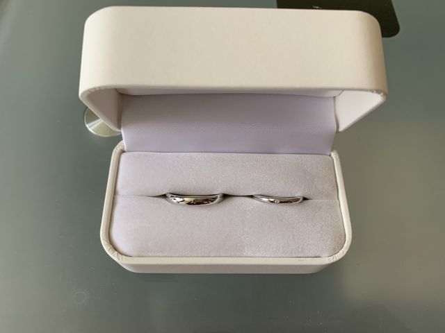 2本ともプラチナでストレートのデザインにし統一感を出しました