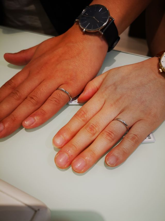 2人でペアのデザインを試着しました。