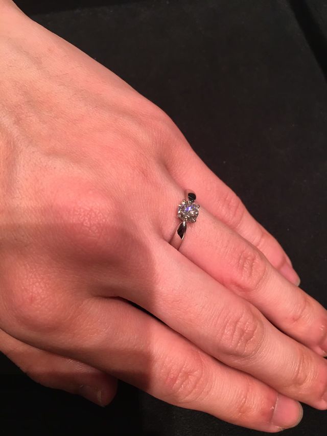 大きな石を引き立たせるシンプルなデザイン