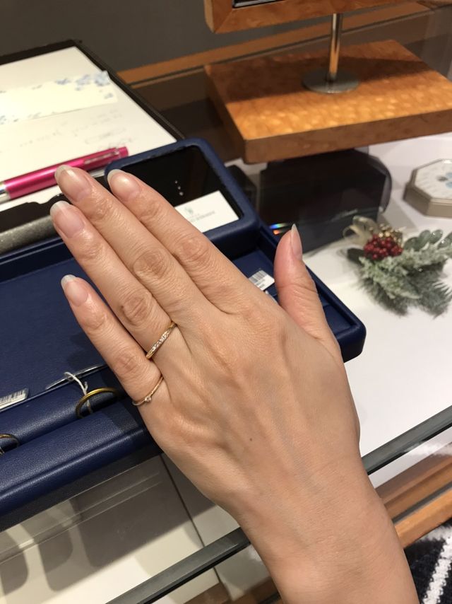 小指のピンキーリングは私物です