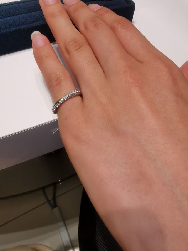結婚指輪(小指につけてますがサイズが小さかったためです&hellip;)