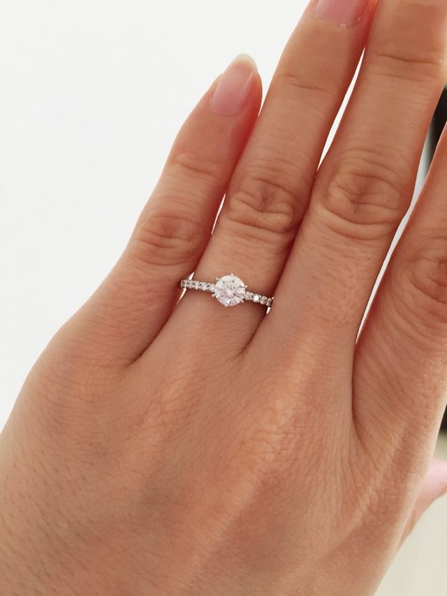 0.4カラットFカラーです。