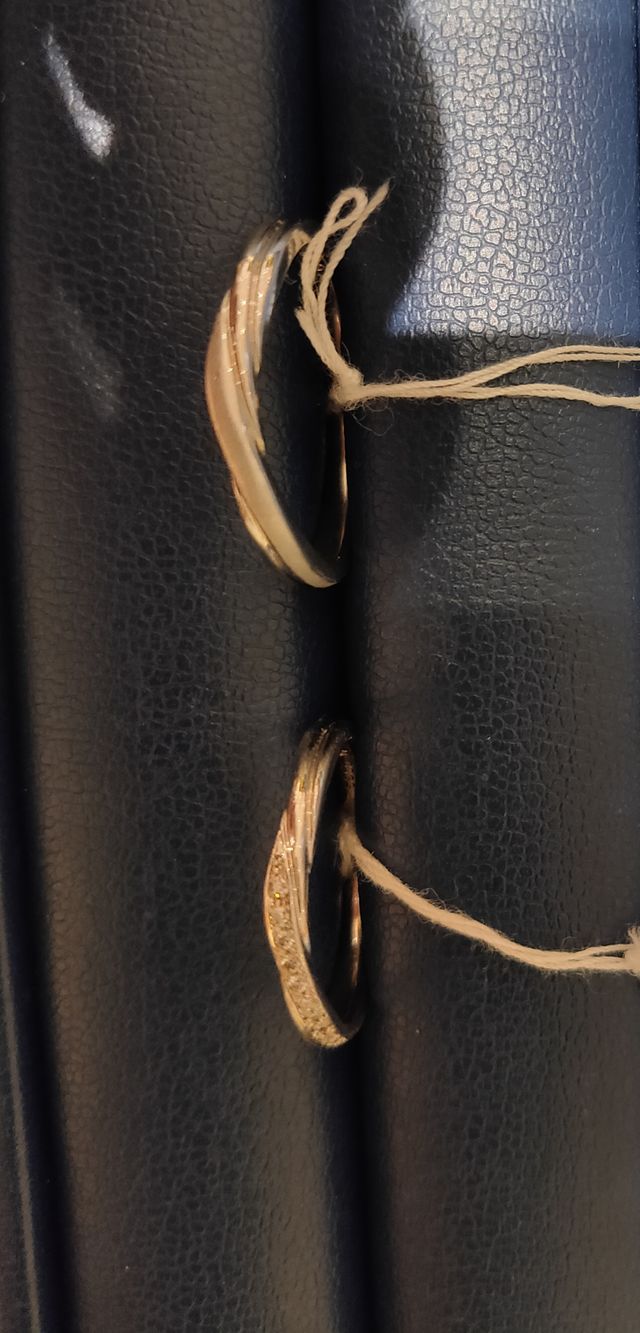 様々な形の指輪を試着させていただきました