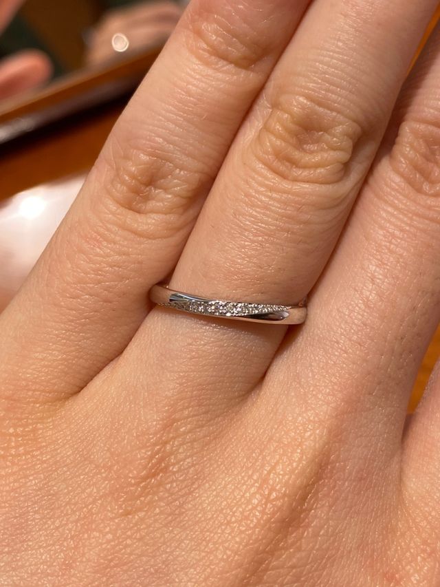 表面だけでなく、側面もダイヤが見える綺麗なデザイン