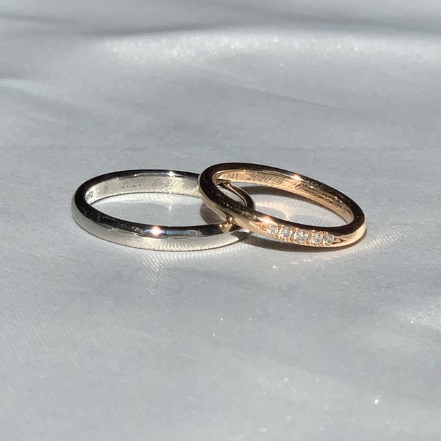 レディースはダイヤが5個ついていて、カラーはピンクゴールド