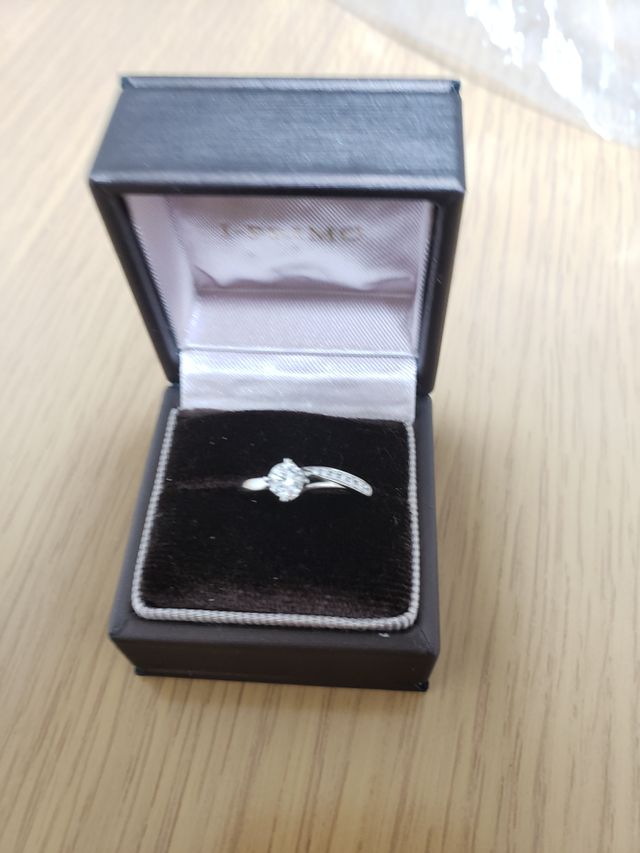 プラウを購入しました。横についてるダイヤモンドが魅力的です。