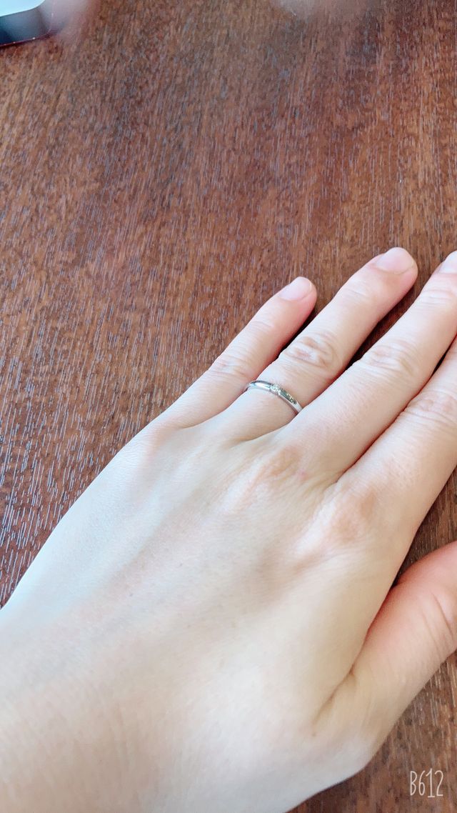 シンプルなデザインですが、小さなダイヤが入っています。