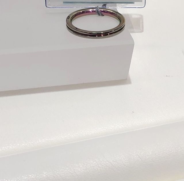 ピンク色に発光しています。