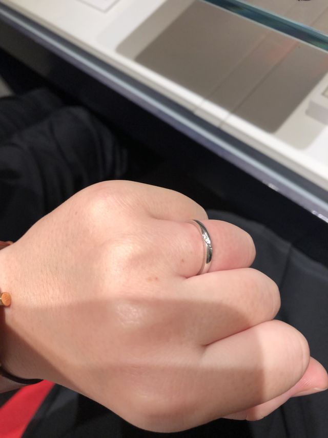 斜めにラインが入っています。